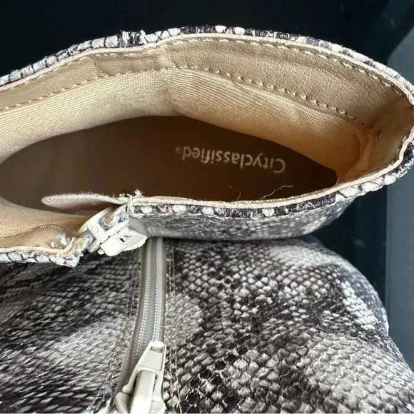 Snake Print Booties β Cream & Black Western Edge (US 9) - Picture 3 of 4